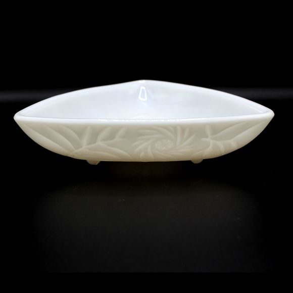 Vintage Hazel Atlas Milk Glass Pinwheel Pattern Triangle Footed Trinket Dish - Picture 5 of 7